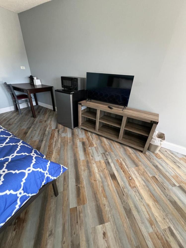 King Room - Non-Smoking interior